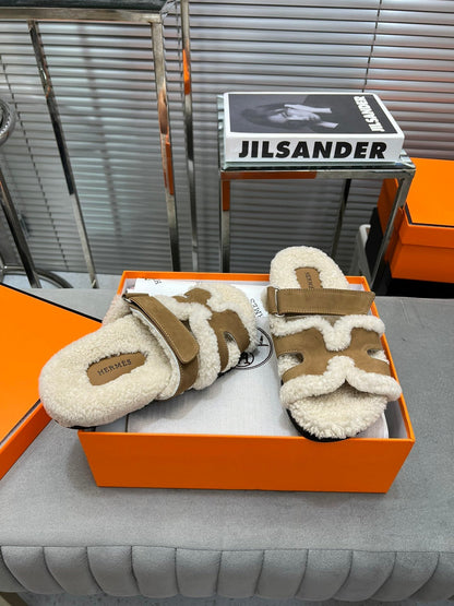 CHYPRE SLIPPERS IN BEIGE LAMB WOOL AND LIGHT FRENCH BEIGE SUEDE