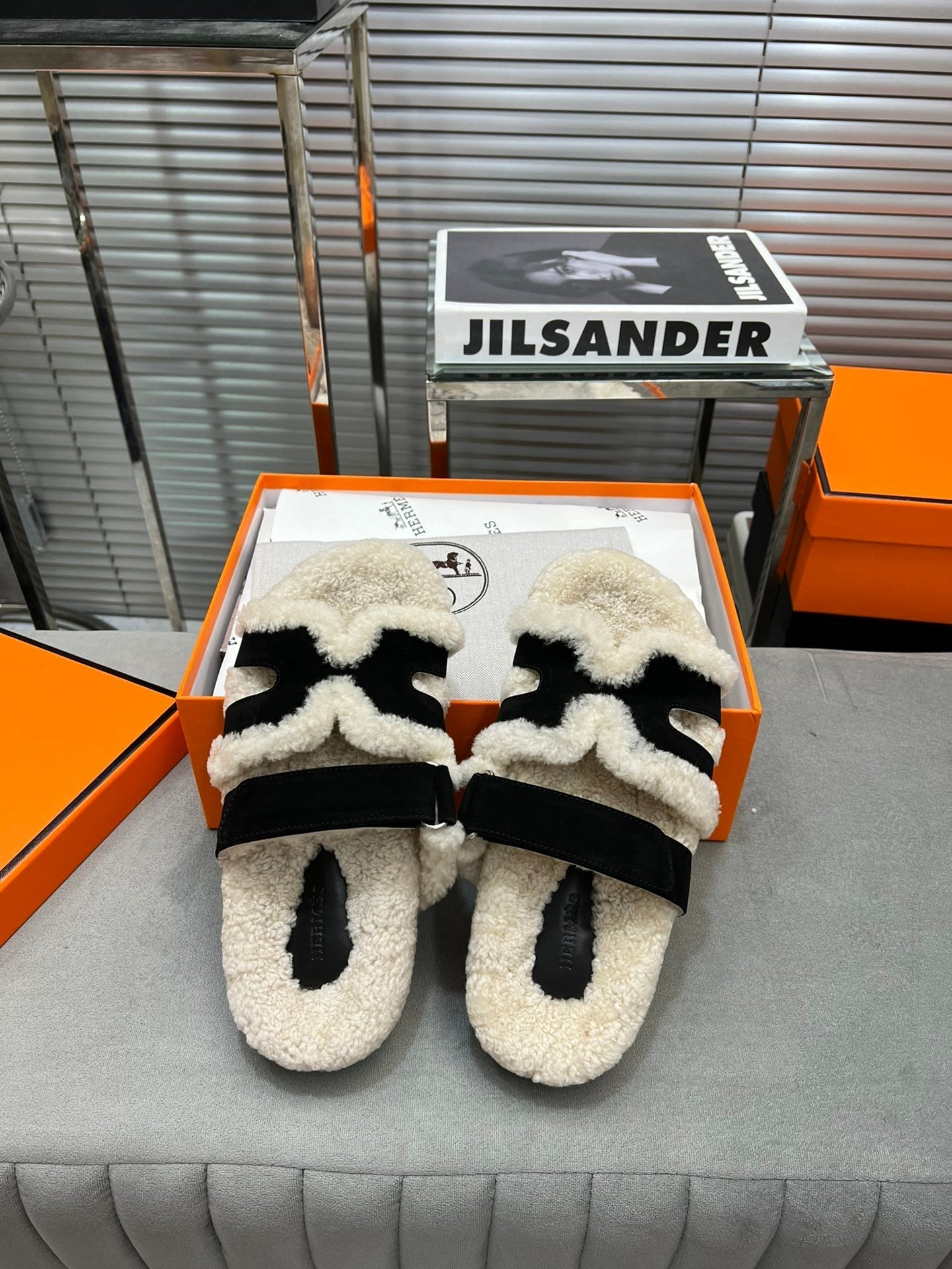 CHYPRE SLIPPERS IN BEIGE LAMB WOOL AND BLACK SUEDE