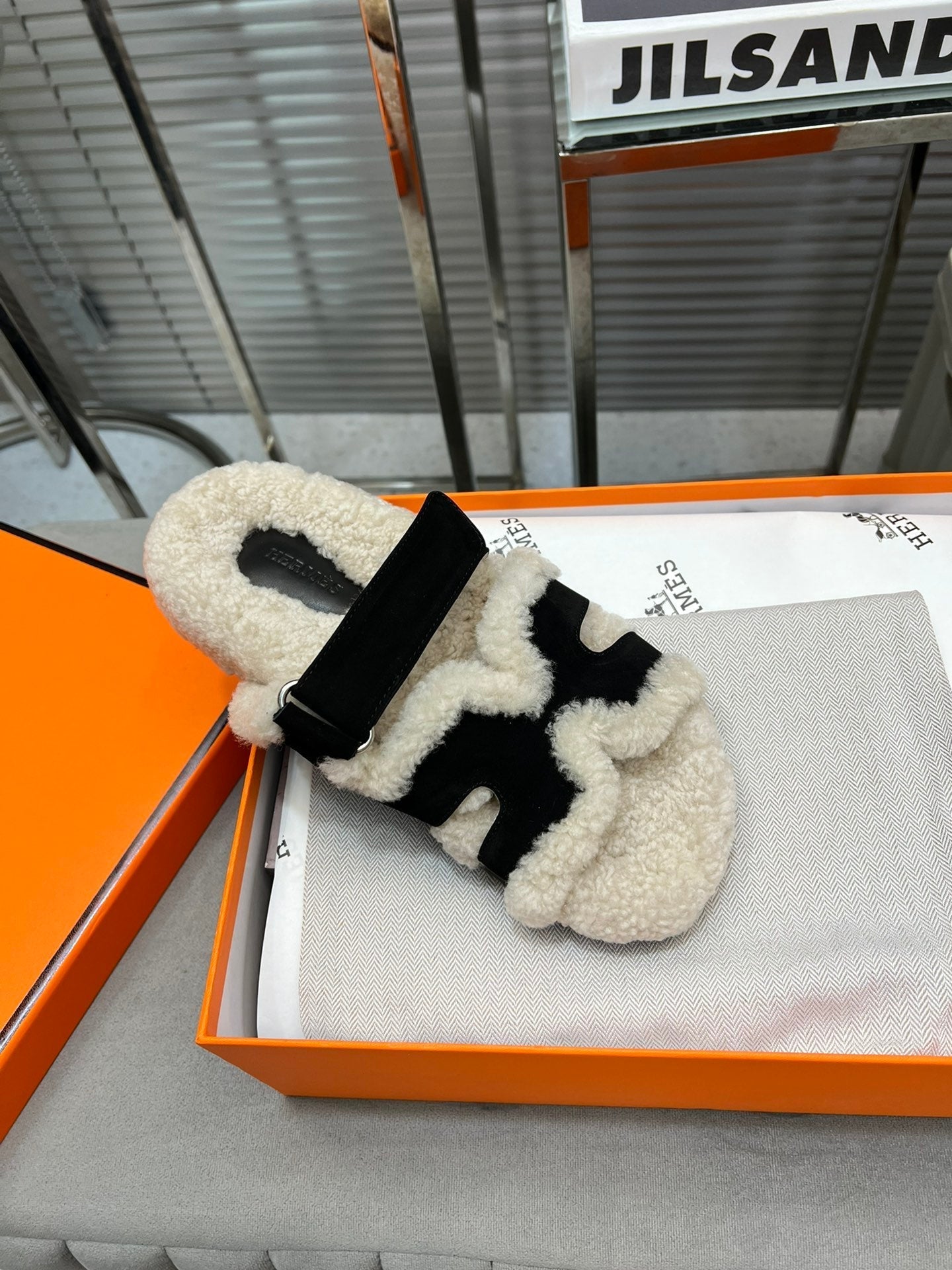 CHYPRE SLIPPERS IN BEIGE LAMB WOOL AND BLACK SUEDE