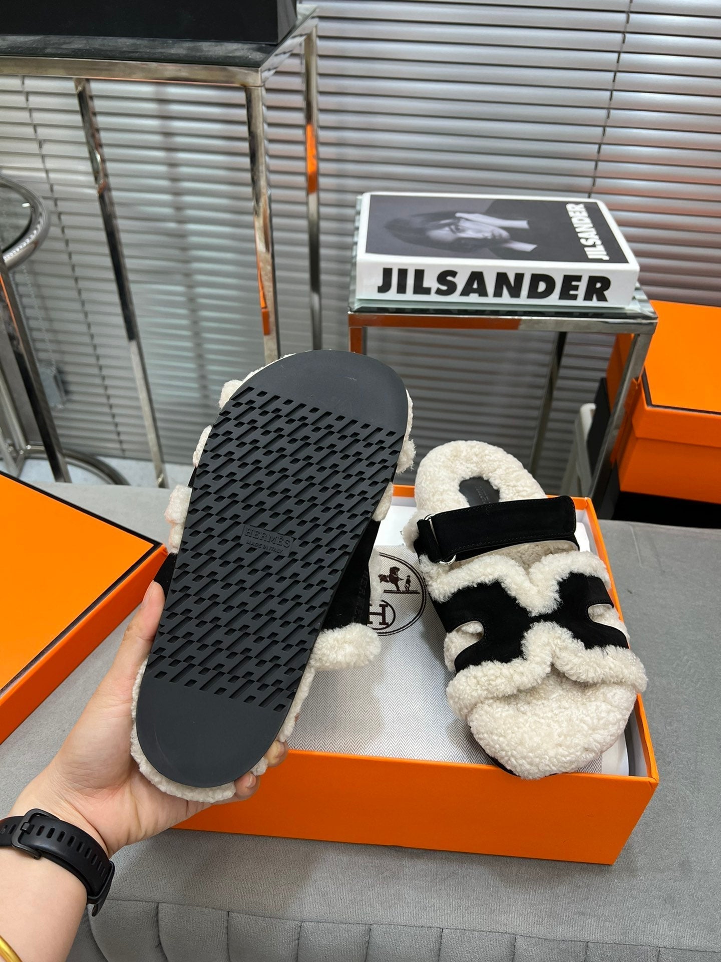 CHYPRE SLIPPERS IN BEIGE LAMB WOOL AND BLACK SUEDE