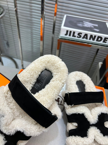 CHYPRE SLIPPERS IN BEIGE LAMB WOOL AND BLACK SUEDE