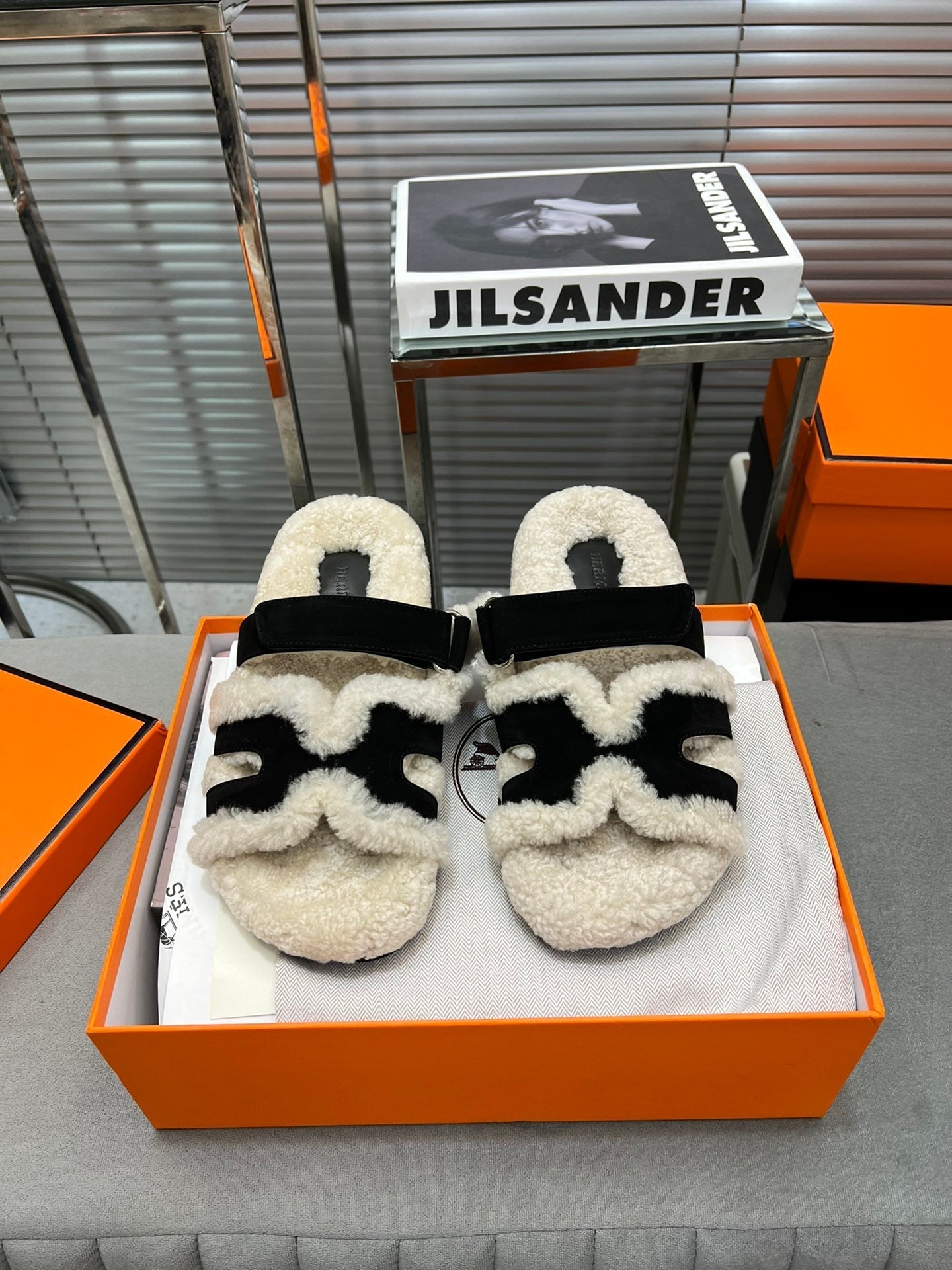CHYPRE SLIPPERS IN BEIGE LAMB WOOL AND BLACK SUEDE
