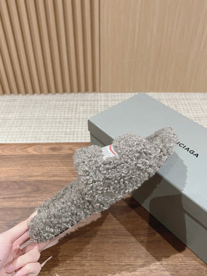 FURRY SLIDES IN GRAY CURLY SHEARLING