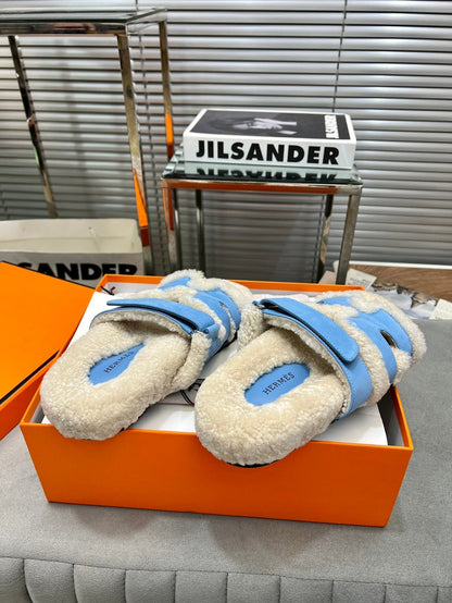 CHYPRE SLIPPERS IN BEIGE LAMB WOOL AND OCEAN BLUE SUEDE