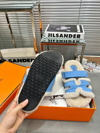 CHYPRE SLIPPERS IN BEIGE LAMB WOOL AND OCEAN BLUE SUEDE