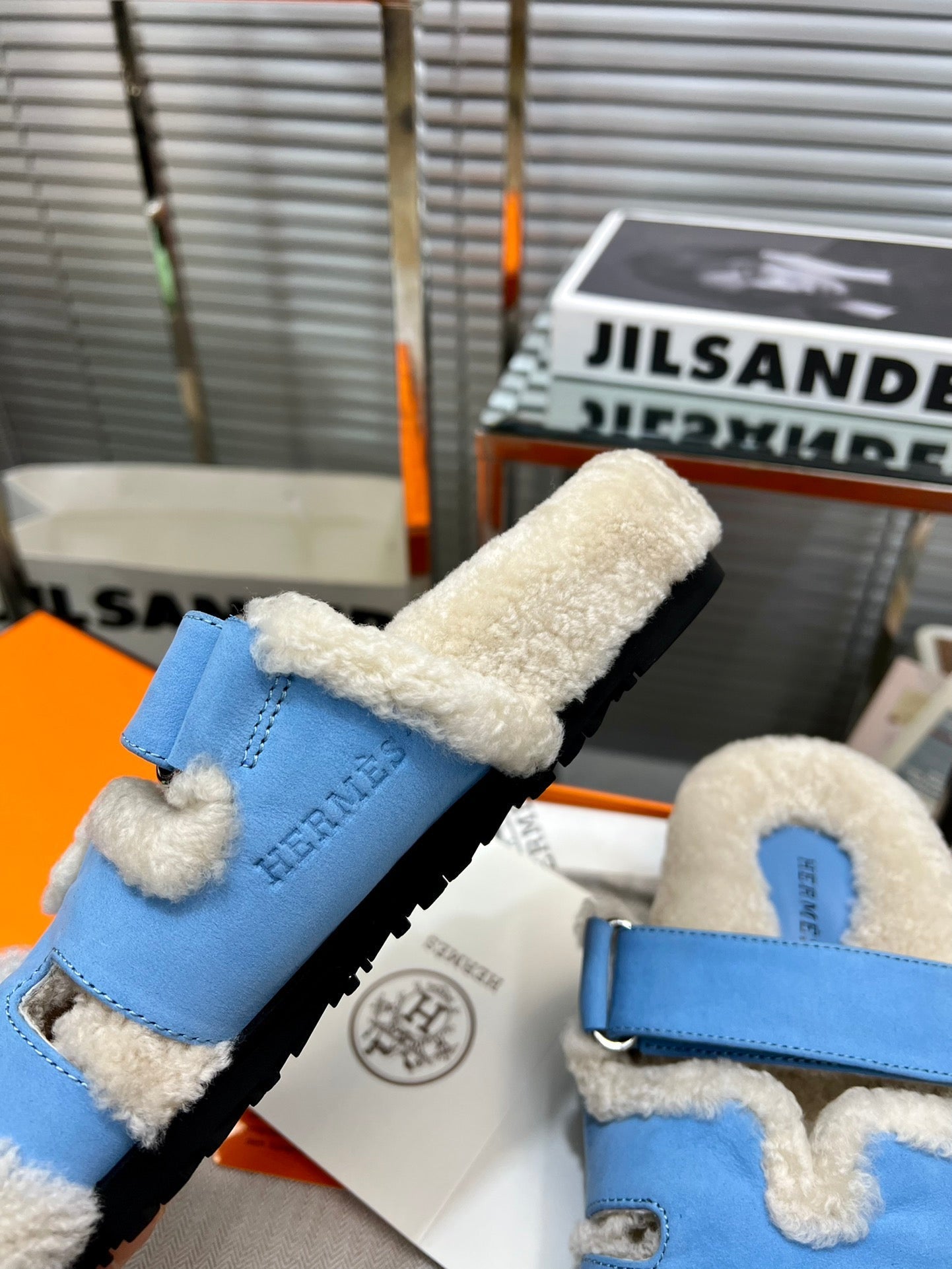 CHYPRE SLIPPERS IN BEIGE LAMB WOOL AND OCEAN BLUE SUEDE