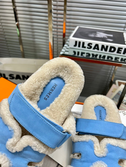 CHYPRE SLIPPERS IN BEIGE LAMB WOOL AND OCEAN BLUE SUEDE