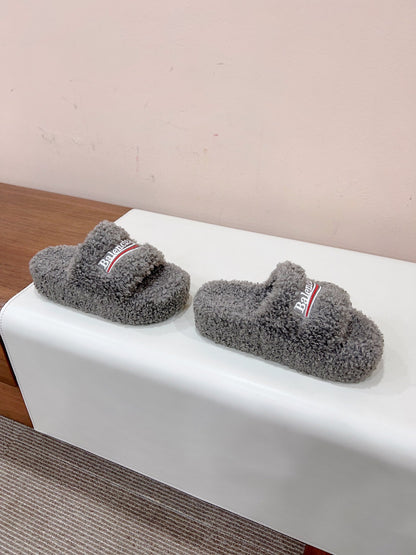 THICK-SOLED SLIPPERS IN GRAY WOOL