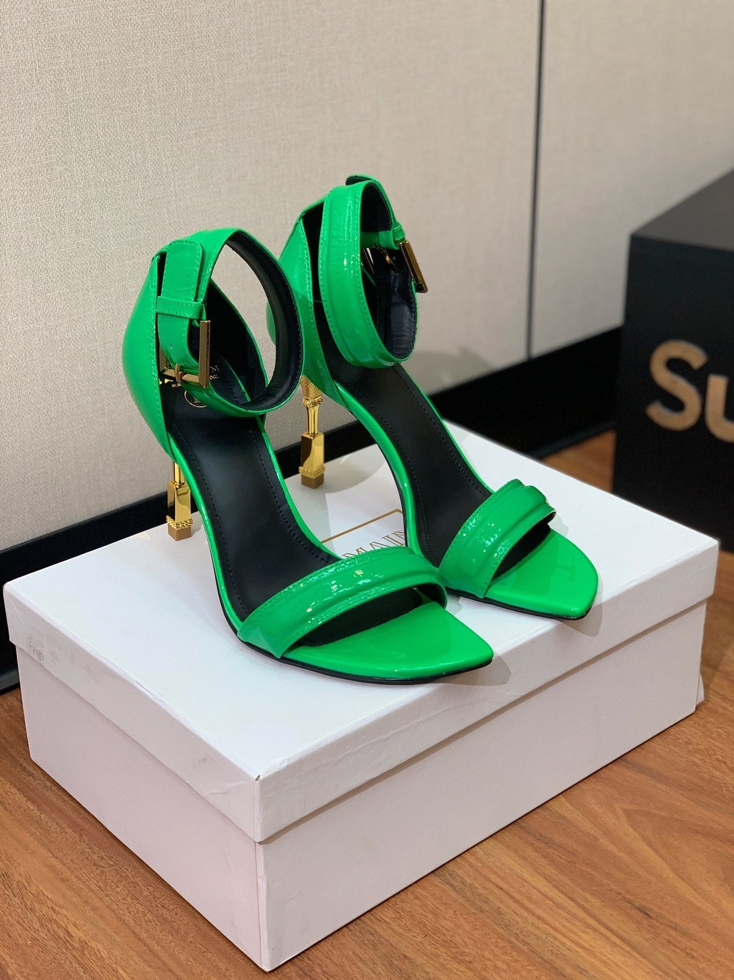 BALMAIN 25S SQUARE STRAP HIGH HEELS 100MM IN GREEN PATENT CALFSKIN