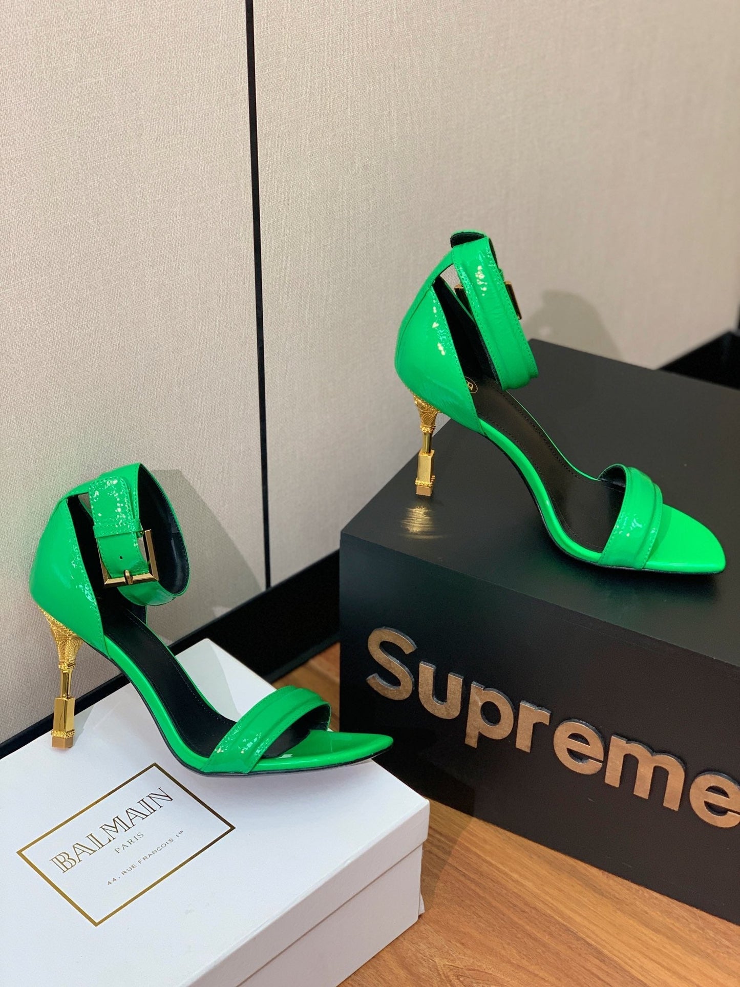 BALMAIN 25S SQUARE STRAP HIGH HEELS 100MM IN GREEN PATENT CALFSKIN
