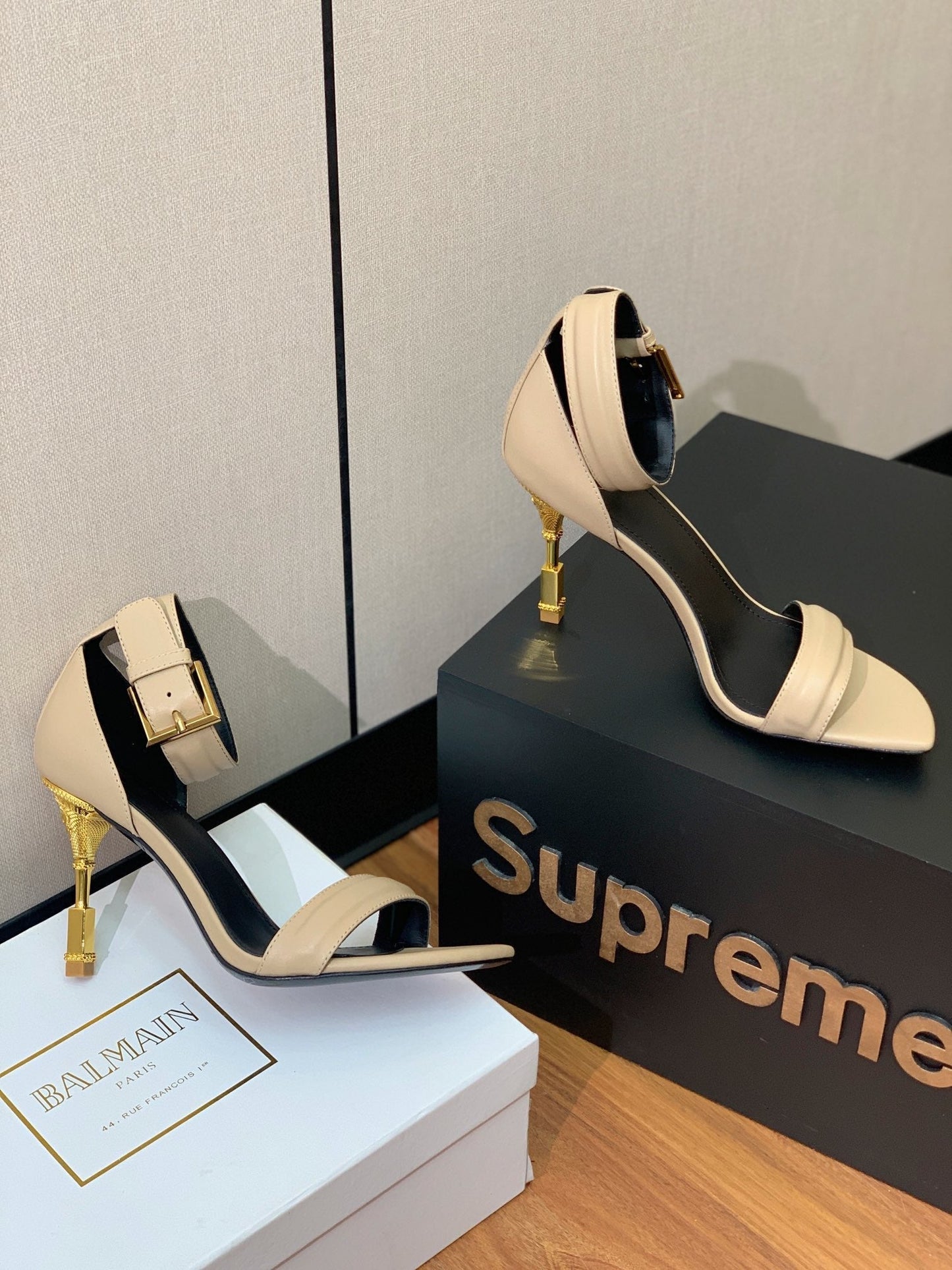 BALMAIN 25S SQUARE STRAP HIGH HEELS 100MM IN BEIGE PATENT CALFSKIN