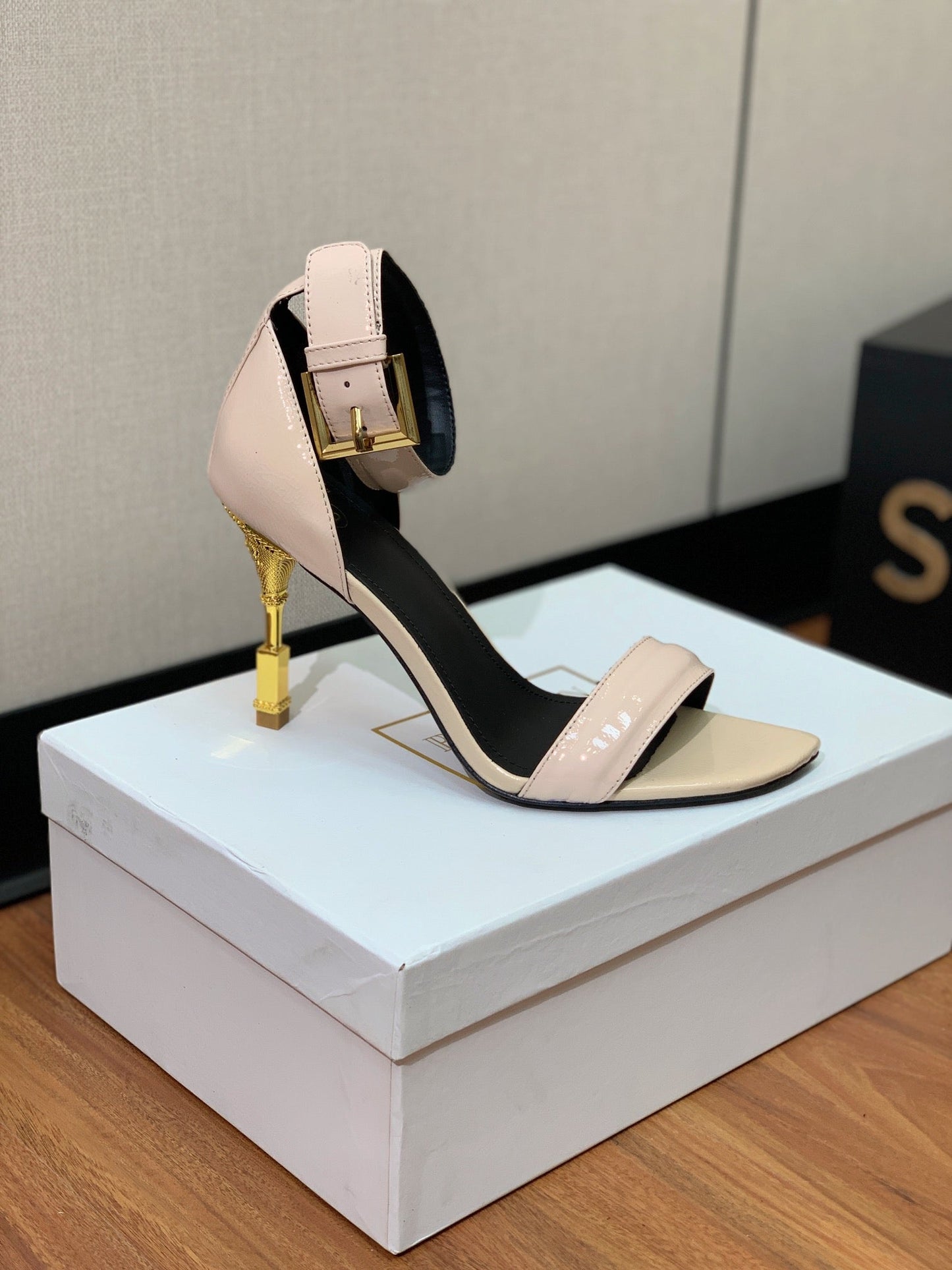 BALMAIN 25S SQUARE STRAP HIGH HEELS 100MM IN BEIGE PATENT CALFSKIN