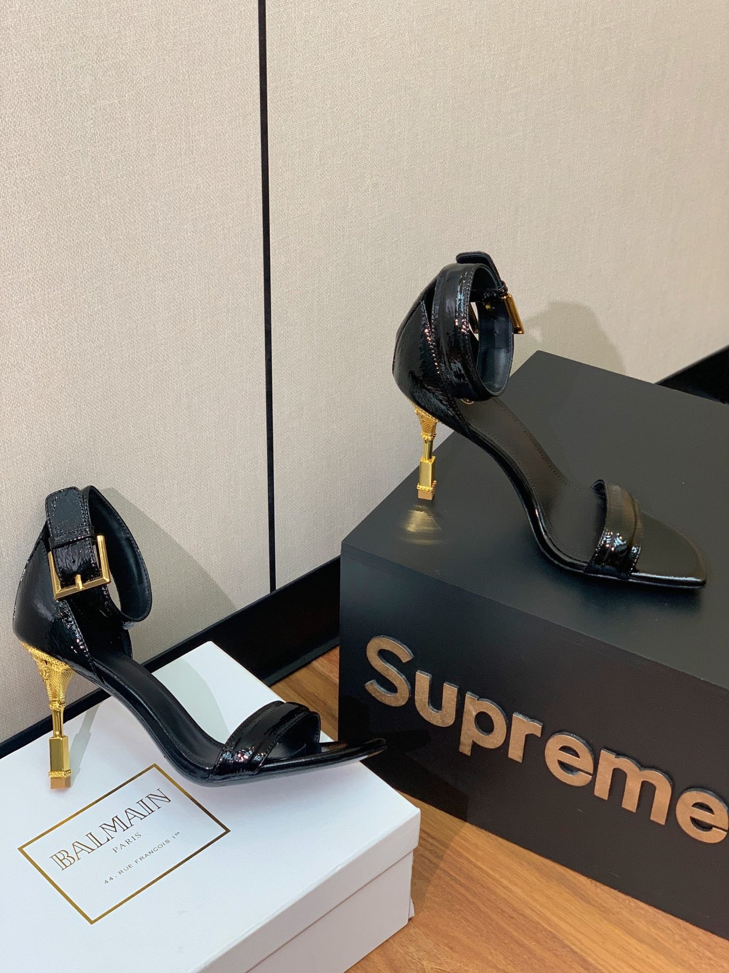 BALMAIN 25S SQUARE STRAP HIGH HEELS 100MM IN BLACK PATENT CALFSKIN