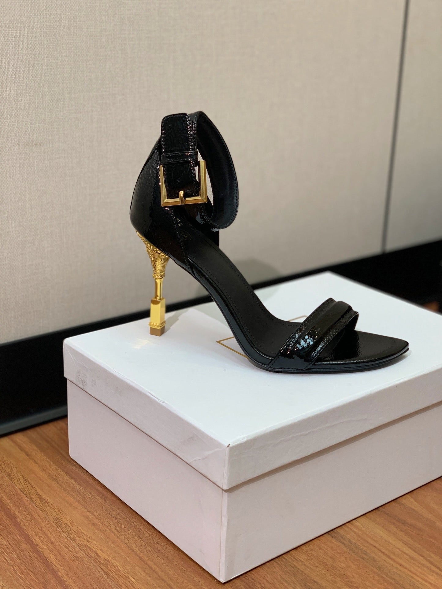 BALMAIN 25S SQUARE STRAP HIGH HEELS 100MM IN BLACK PATENT CALFSKIN