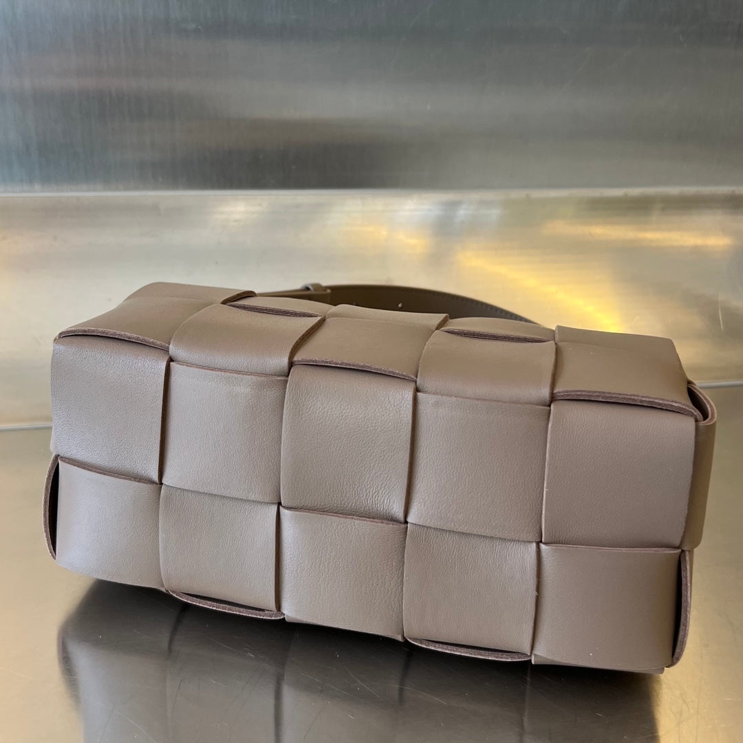 BRICK CASSETTE 28 IN MEDIUM BROWN CALFSKIN