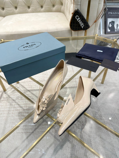MEDIUM HEEL PUMPS IN BEIGE PATENT CALFSKIN ATTACHED CREATIVE FLOWERS