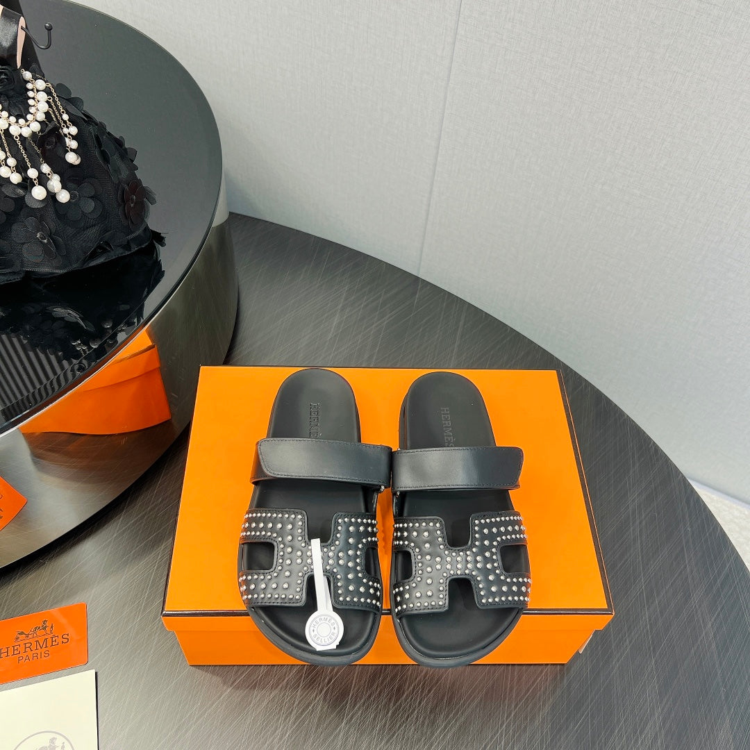 CHYPRE SANDAL BLACK CALFSKIN STYLIZED