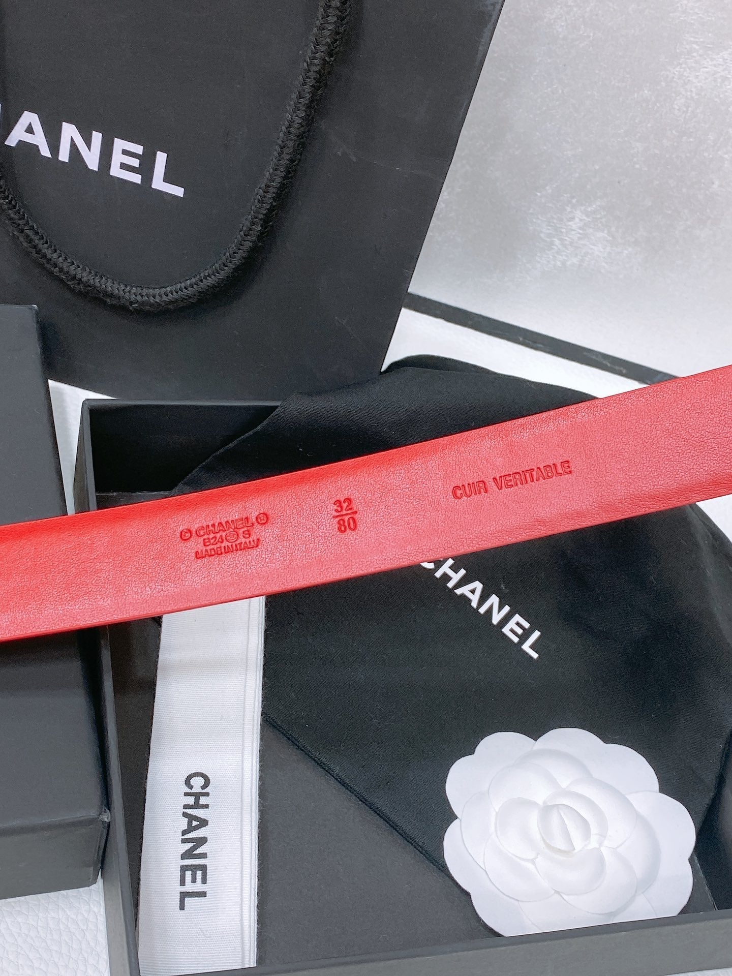 CC BELT 30 MM IN CHERRY RED CALFSKIN PEARL LOGO WITH GOLD HARDWARE