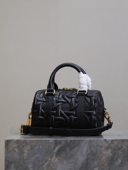 MEDIUM GROOVE BAG 20 IN BLACK MACROCANNAGE CALFSKIN WITH GOLD HARDWARE