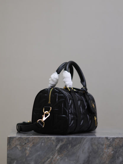 MEDIUM GROOVE BAG 20 IN BLACK MACROCANNAGE CALFSKIN WITH GOLD HARDWARE