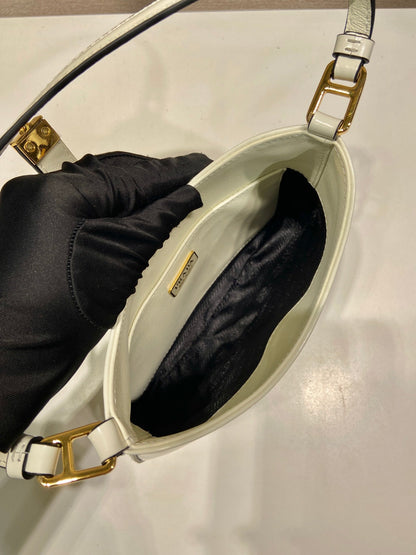 CLEO SHOULDER BAG 22 IN WHITE BRUSHED LAMBSKIN WITH CLASP CLOSURE