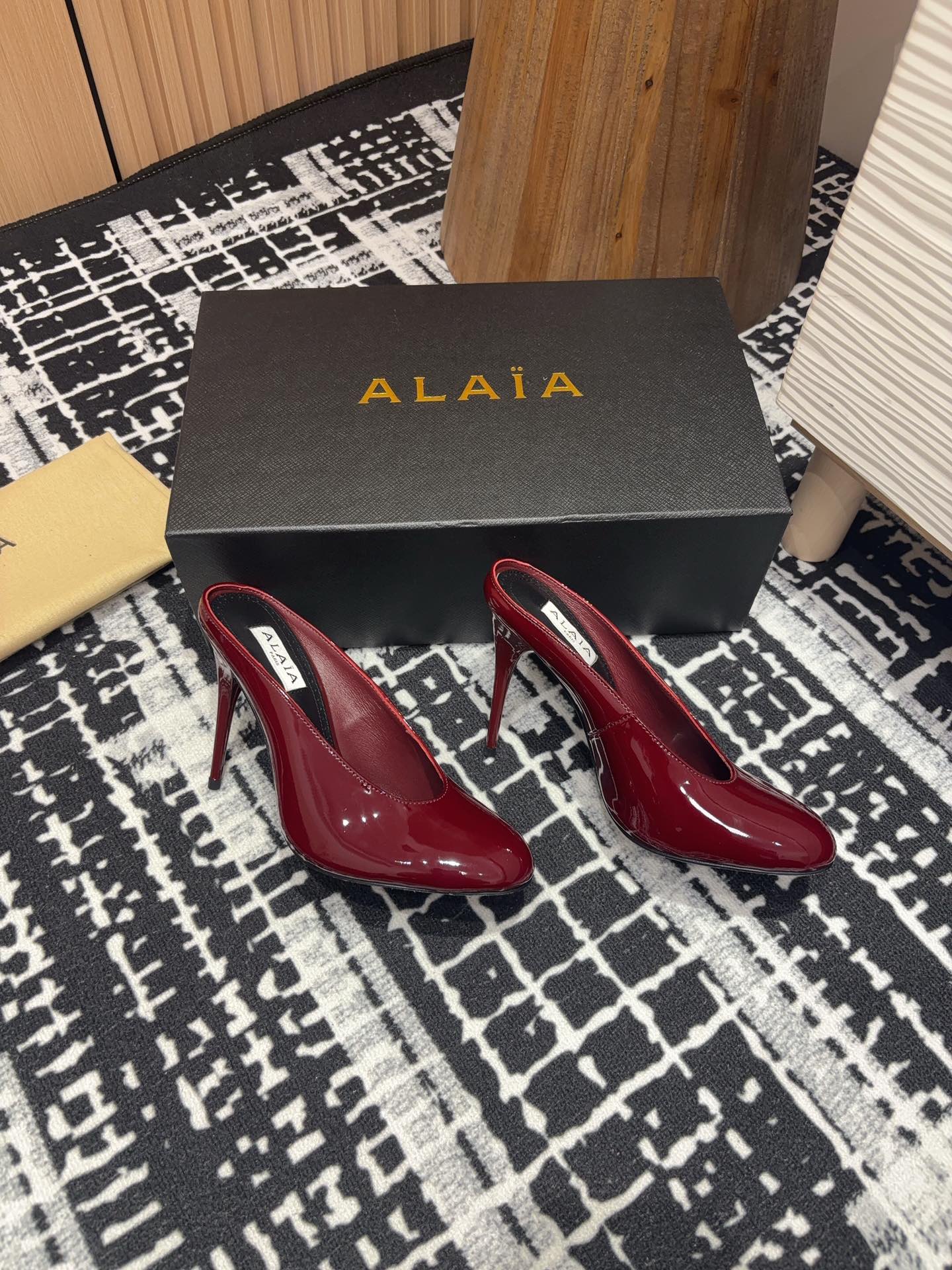HIGH-HEEL 10 CM MULES IN BERRY RED PATENT CALFSKIN