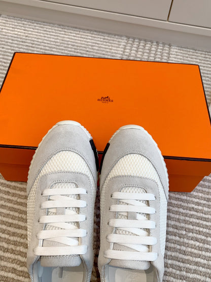 BOUNCING SNEAKER IN WHITE GRAPHIC MESH AND PASTEL GRAY SUEDE