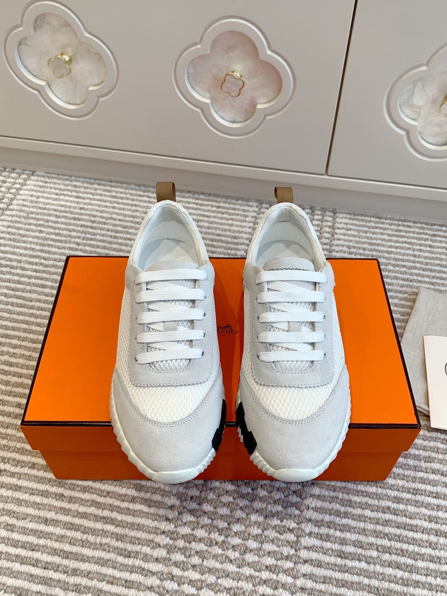 BOUNCING SNEAKER IN WHITE GRAPHIC MESH AND PASTEL GRAY SUEDE