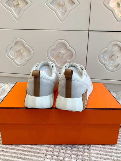 BOUNCING SNEAKER IN WHITE GRAPHIC MESH AND PASTEL GRAY SUEDE