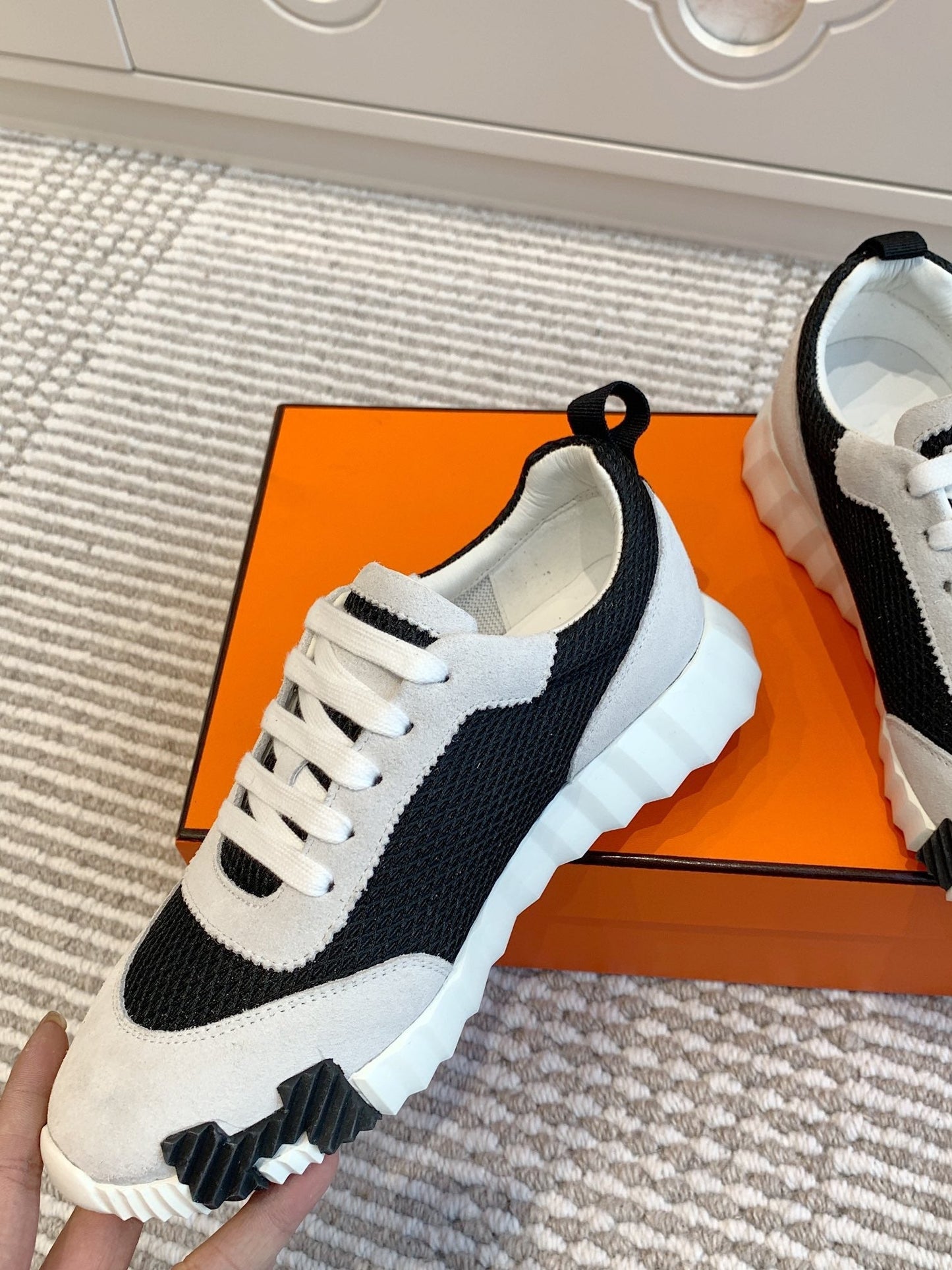 BOUNCING SNEAKER IN BLACK GRAPHIC MESH AND PASTEL GRAY SUEDE