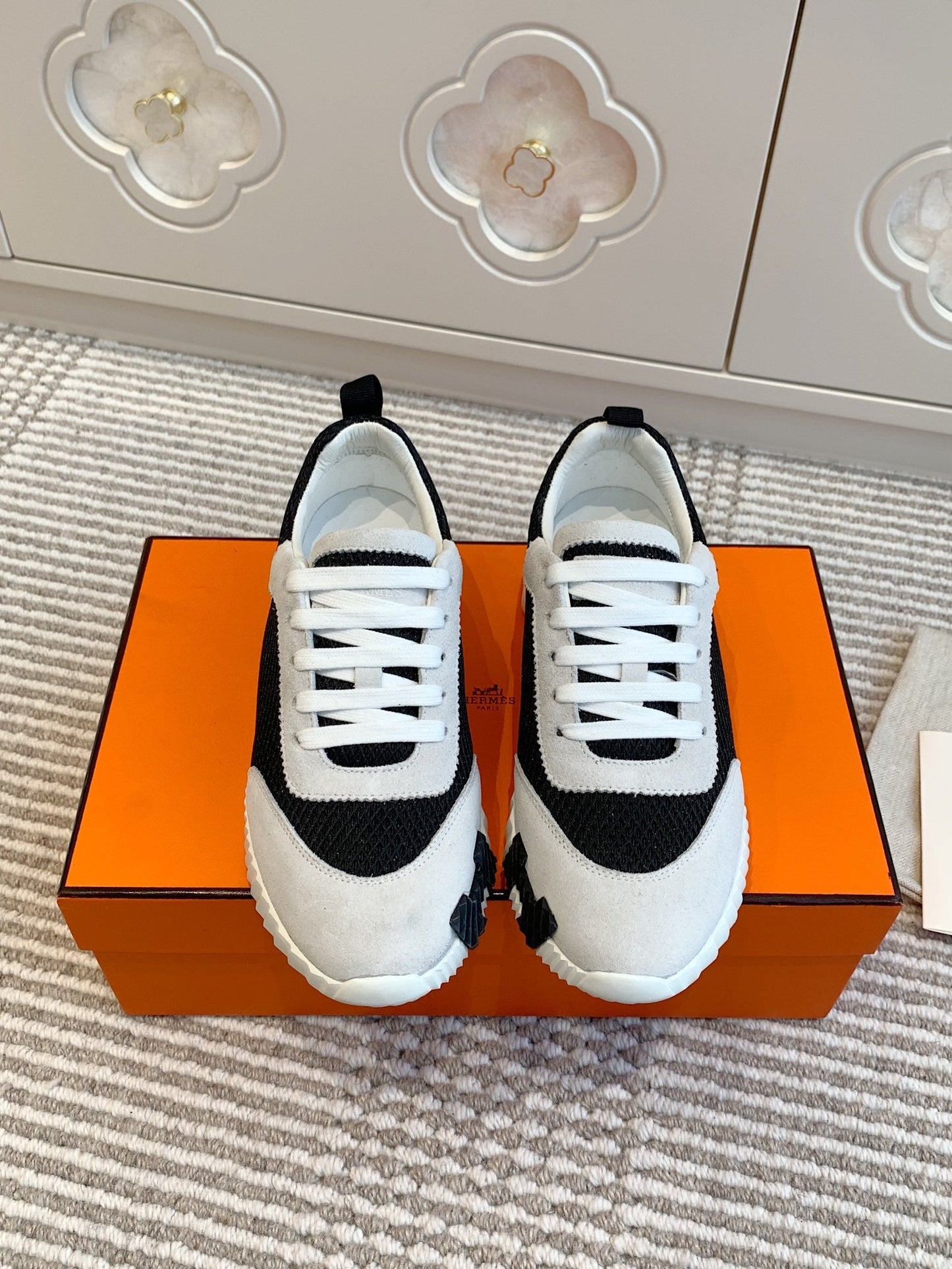 BOUNCING SNEAKER IN BLACK GRAPHIC MESH AND PASTEL GRAY SUEDE