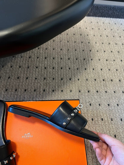 GIULIA FLAT SANDAL IN BLACK CALFSKIN