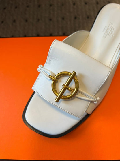 ILOT FLAT SANDAL IN WHITE CALFSKIN