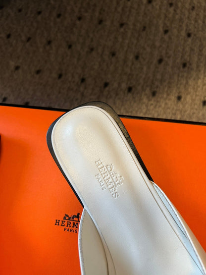 ILOT FLAT SANDAL IN WHITE CALFSKIN