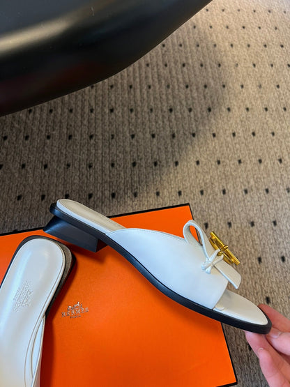 ILOT FLAT SANDAL IN WHITE CALFSKIN