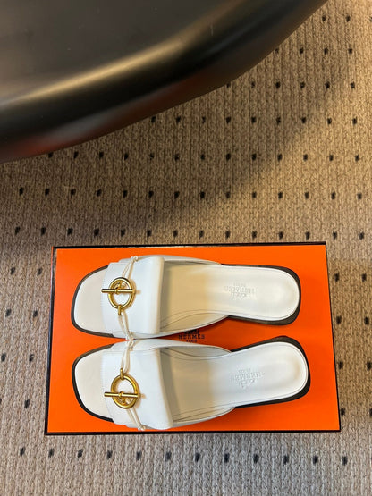 ILOT FLAT SANDAL IN WHITE CALFSKIN