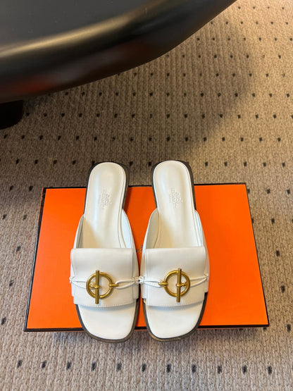 ILOT FLAT SANDAL IN WHITE CALFSKIN