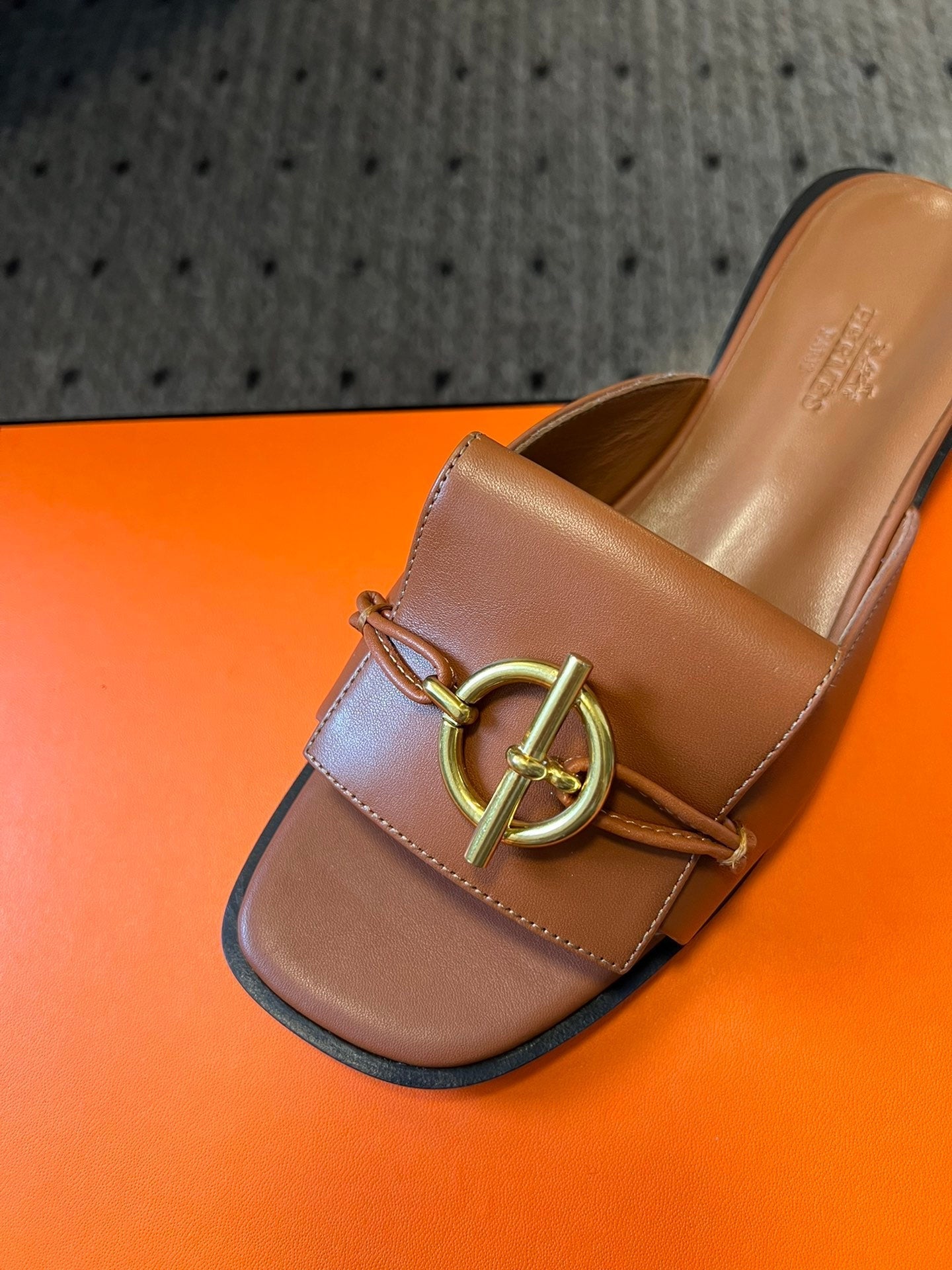 ILOT FLAT SANDAL IN BRONZE BROWN CALFSKIN