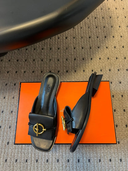 ILOT FLAT SANDAL IN BLACK CALFSKIN