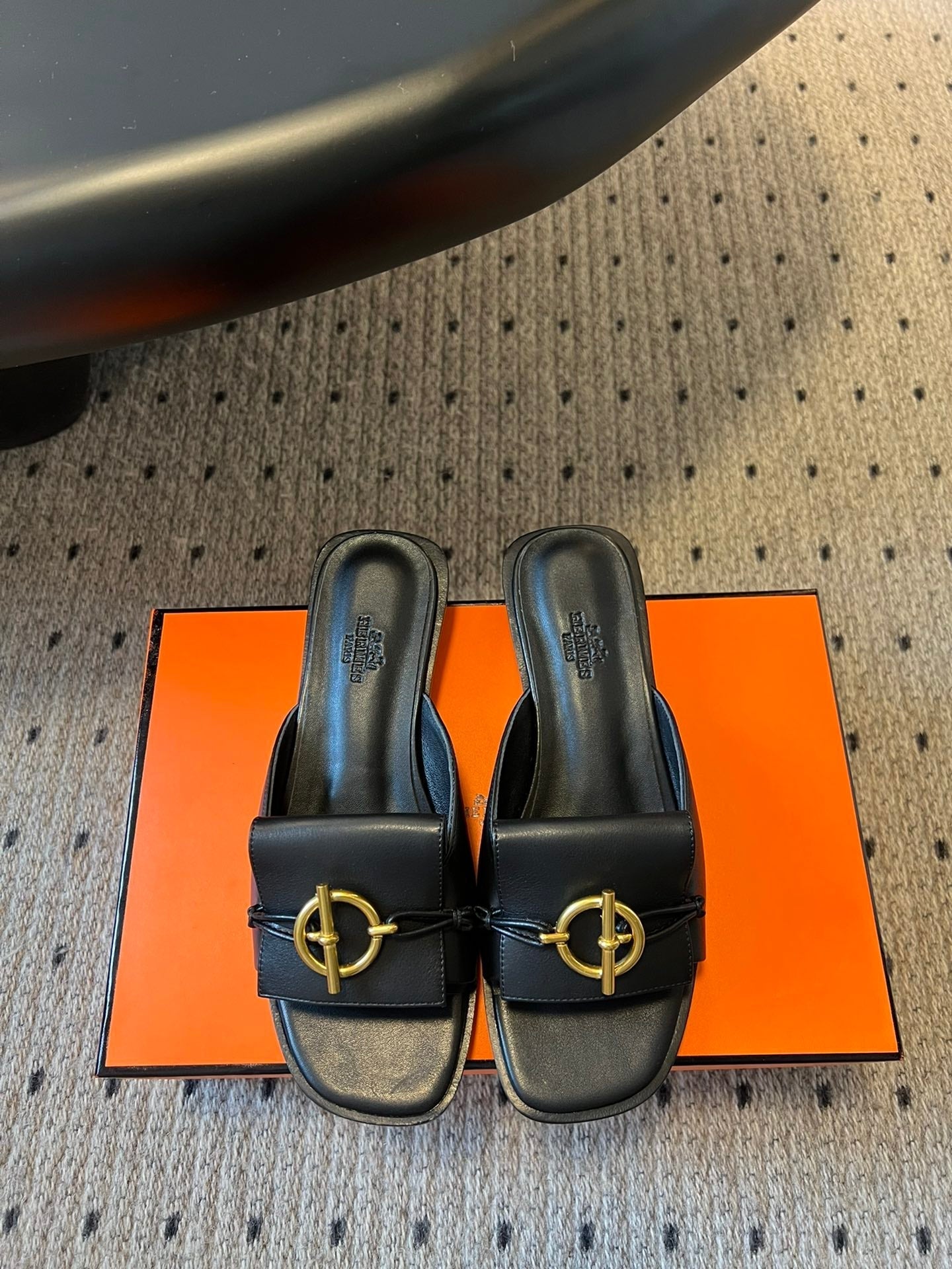 ILOT FLAT SANDAL IN BLACK CALFSKIN