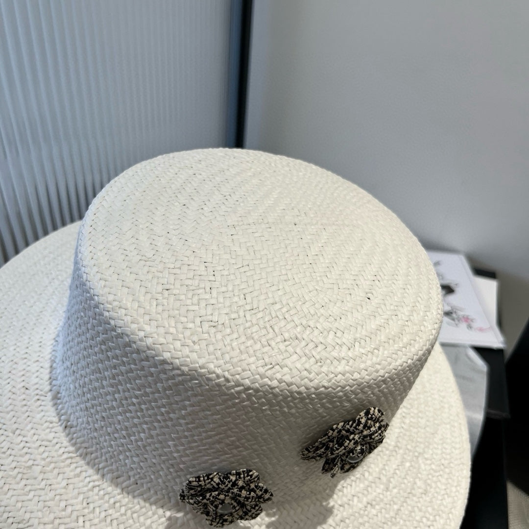 FLAT STRAW HAT WHITE FLOWER ATTACHMENT 673931