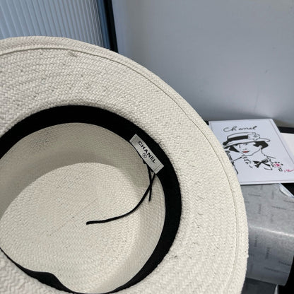 FLAT STRAW HAT WHITE FLOWER ATTACHMENT 673931