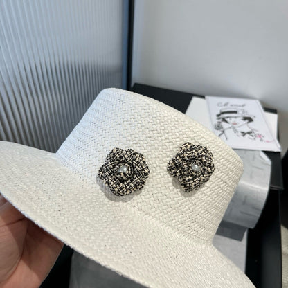 FLAT STRAW HAT WHITE FLOWER ATTACHMENT 673931