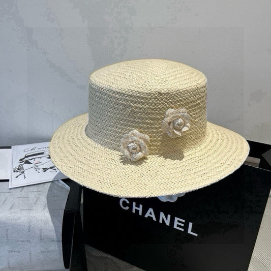 FLAT STRAW HAT IVORY FLOWER ATTACHMENT 673932