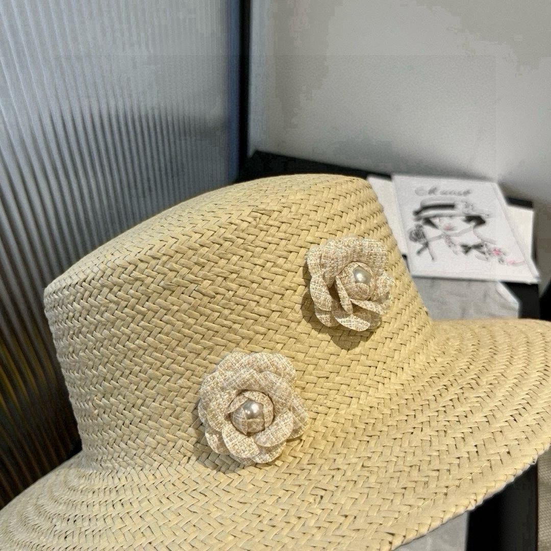FLAT STRAW HAT IVORY FLOWER ATTACHMENT 673932