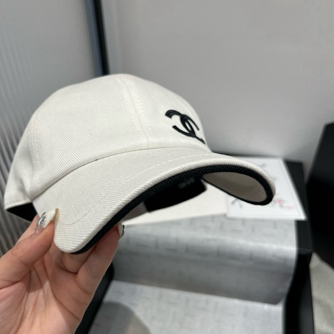 BASEBALL HAT IN WHITE WITH BLACK TRIM 673994