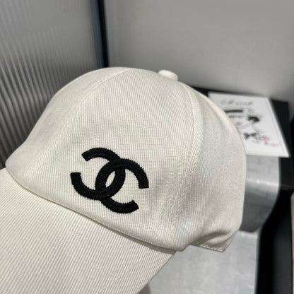 BASEBALL HAT IN WHITE WITH BLACK TRIM 673994