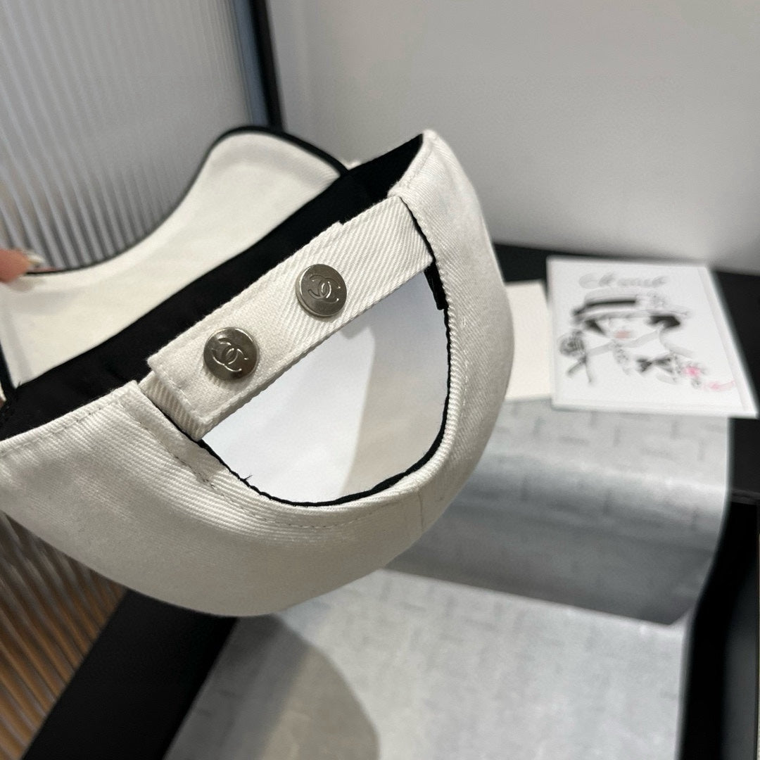 BASEBALL HAT IN WHITE WITH BLACK TRIM 673994