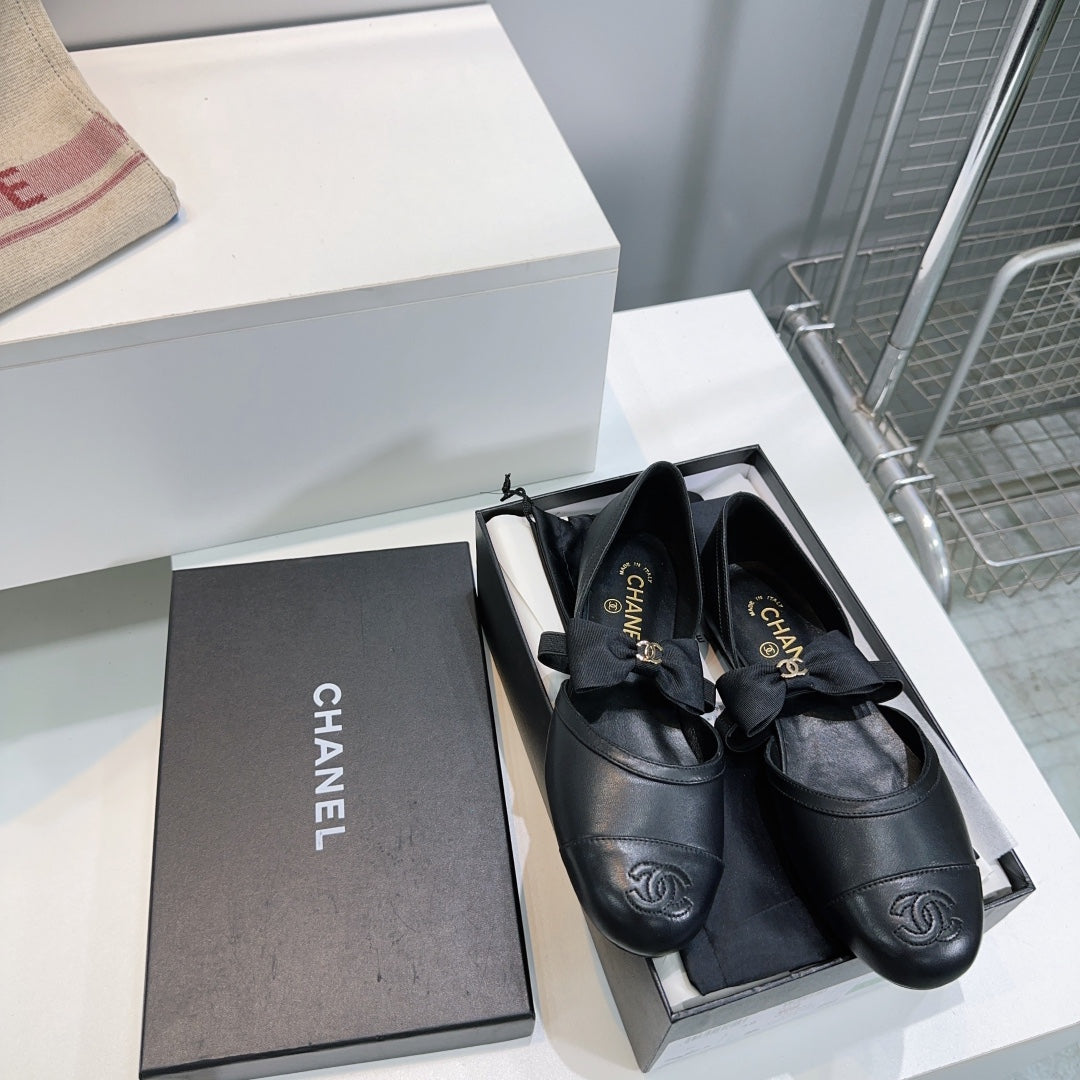 CHANEL FLAT MARY JANE SHOES 25S IN BLACK LAMBSKIN EMBOSSED LOGO WITH BOW