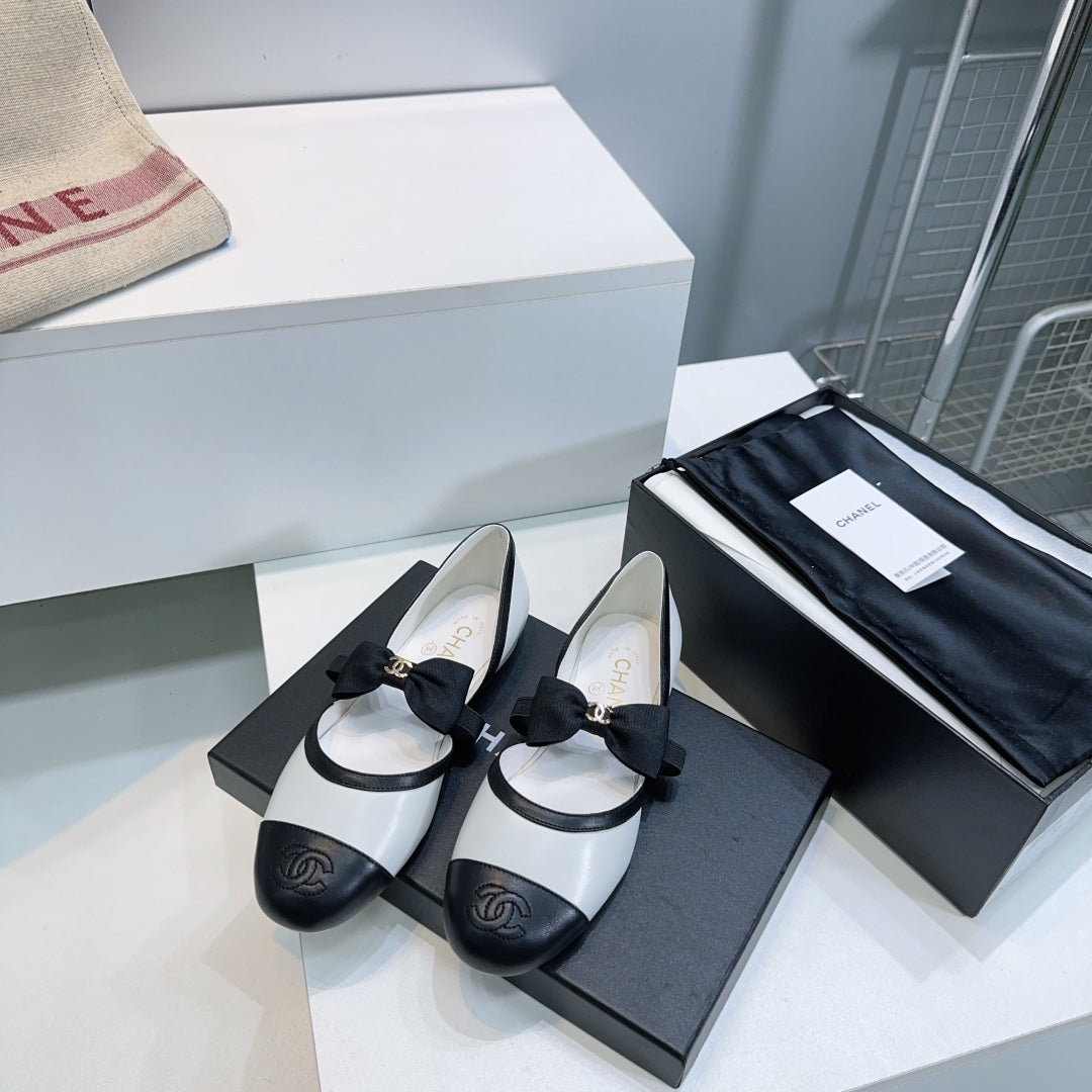 CHANEL FLAT MARY JANE SHOES 25S IN WHITE MIX BLACK LAMBSKIN EMBOSSED LOGO WITH BOW